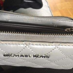 Like new!! Michael Kors Zip Wallet